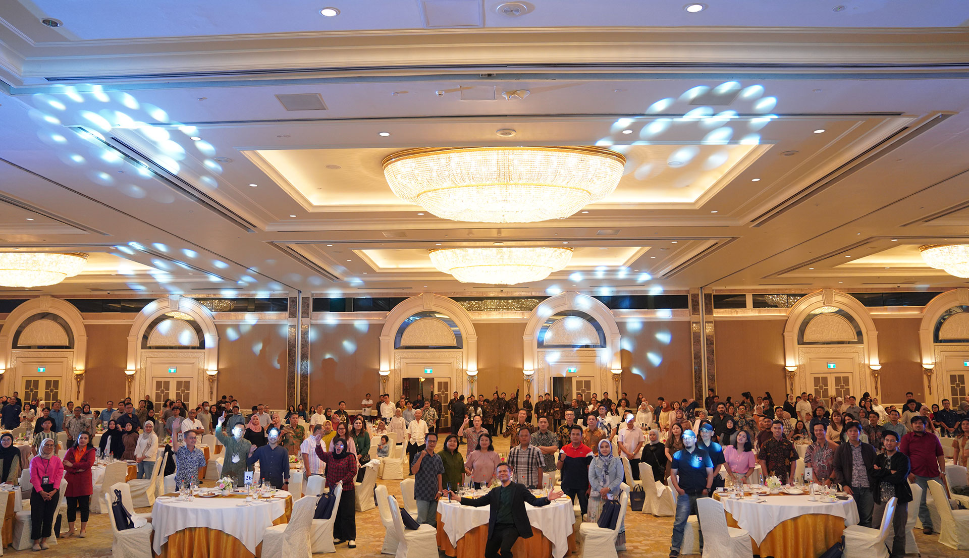 Adjis-Doa-Ibu-Ramaikan-Acara-Buka-Bersama-Vinilon-Group-di-Shangri-La-Jakarta1